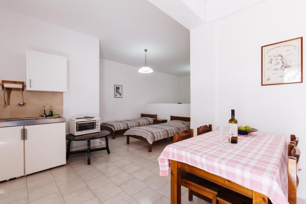 Thalassitis Coastal Apartments ペリヴォラス エクステリア 写真
