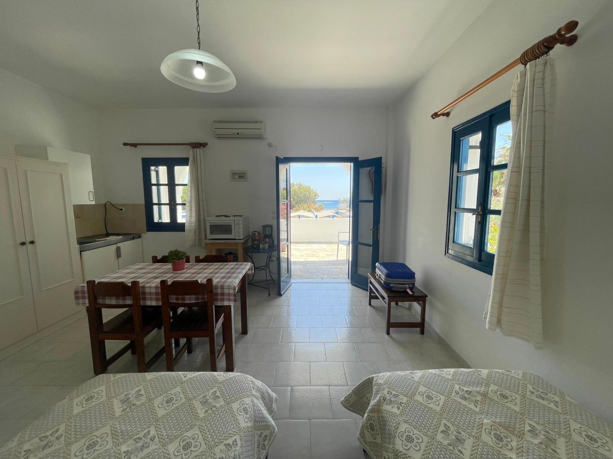 Thalassitis Coastal Apartments ペリヴォラス エクステリア 写真